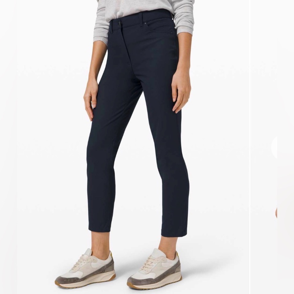 👖NWOT-Lululemon City Sleek 5 Pocket 7/8 Pant
DESIGNED FOR ON THE MOVE 👖Navy